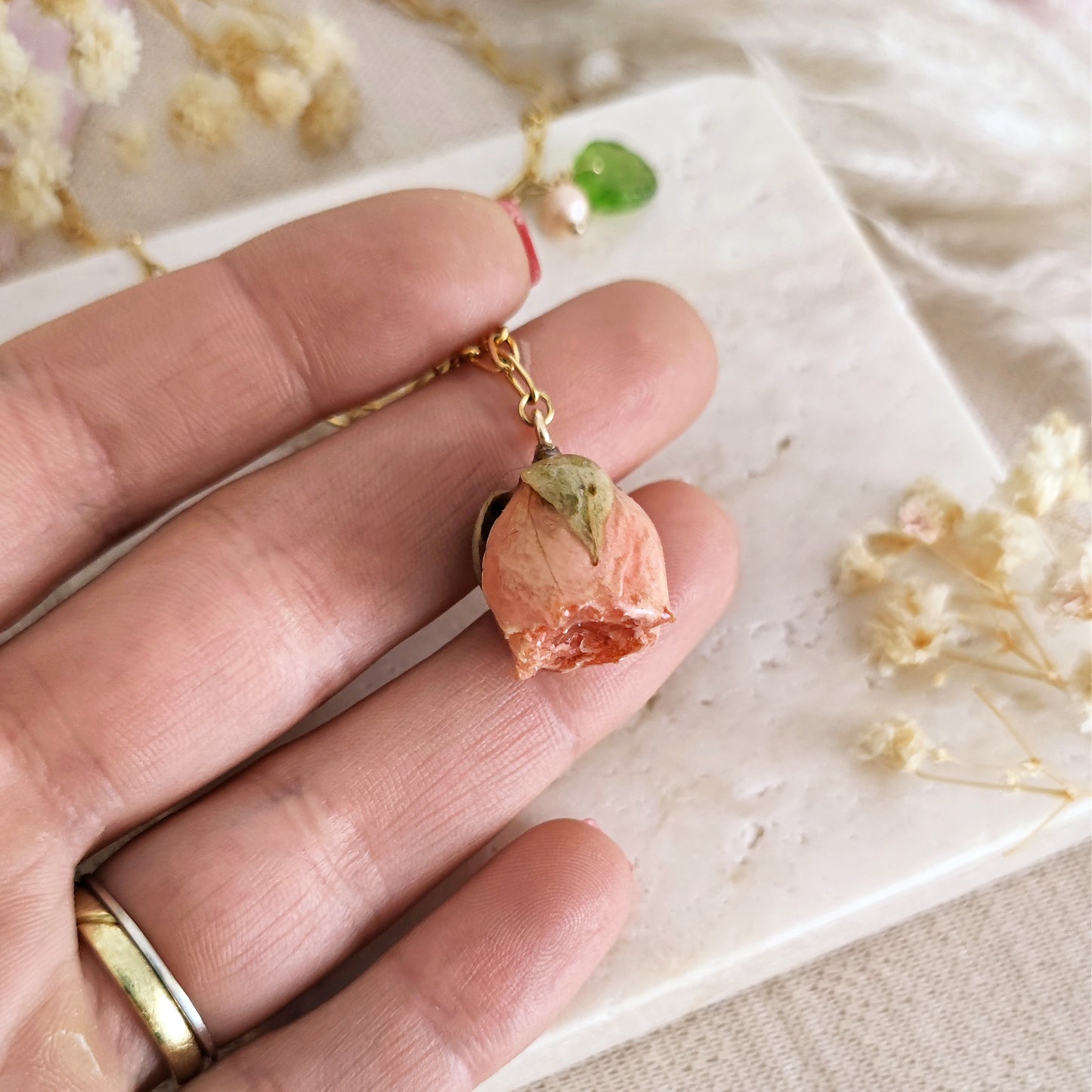 Collana di perle di fiume e cristalli con vero bocciolo di rosa // BRUCIE