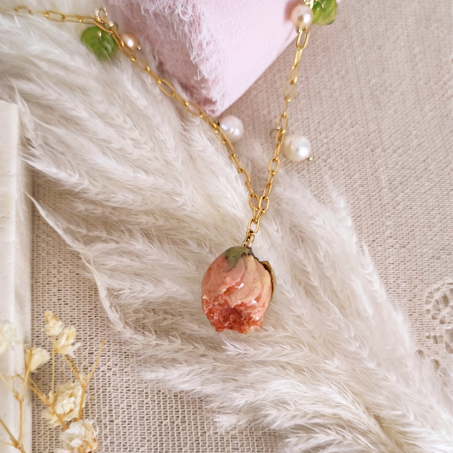 Collana di perle di fiume e cristalli con vero bocciolo di rosa // BRUCIE
