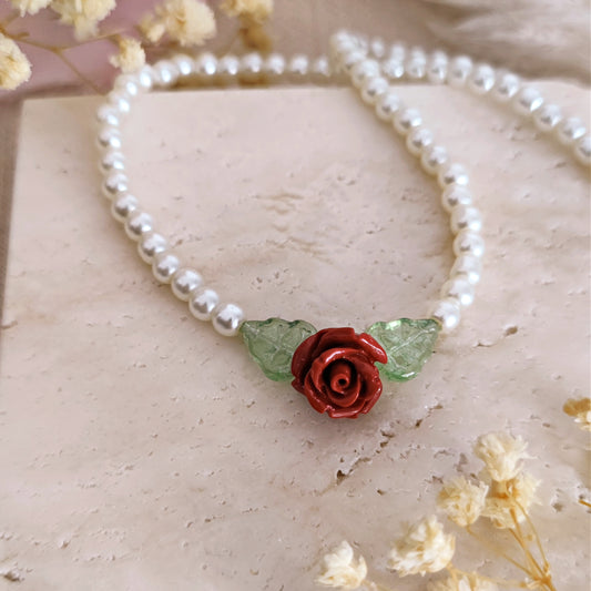 Collana di perle in vetro, foglie e rosa rossa in resina // SADIE