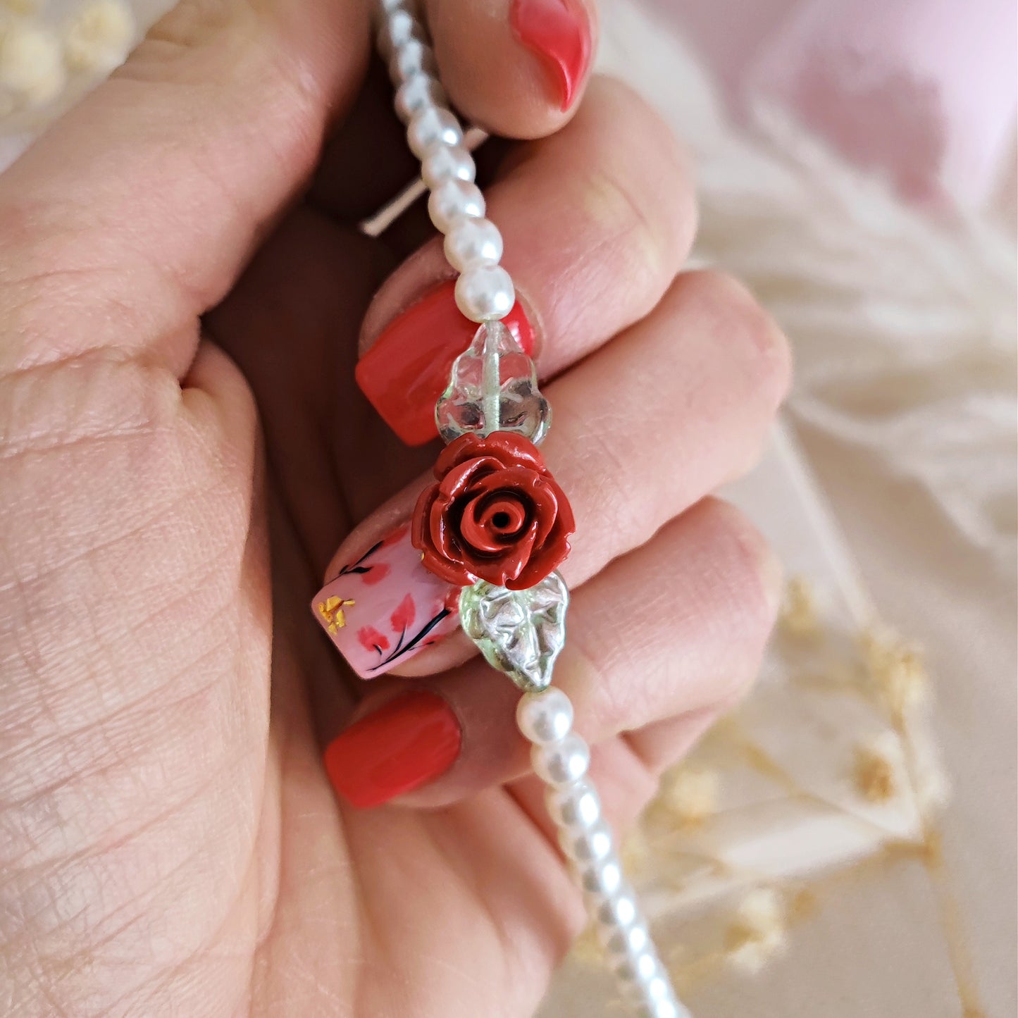 Collana di perle in vetro, foglie e rosa rossa in resina // SADIE