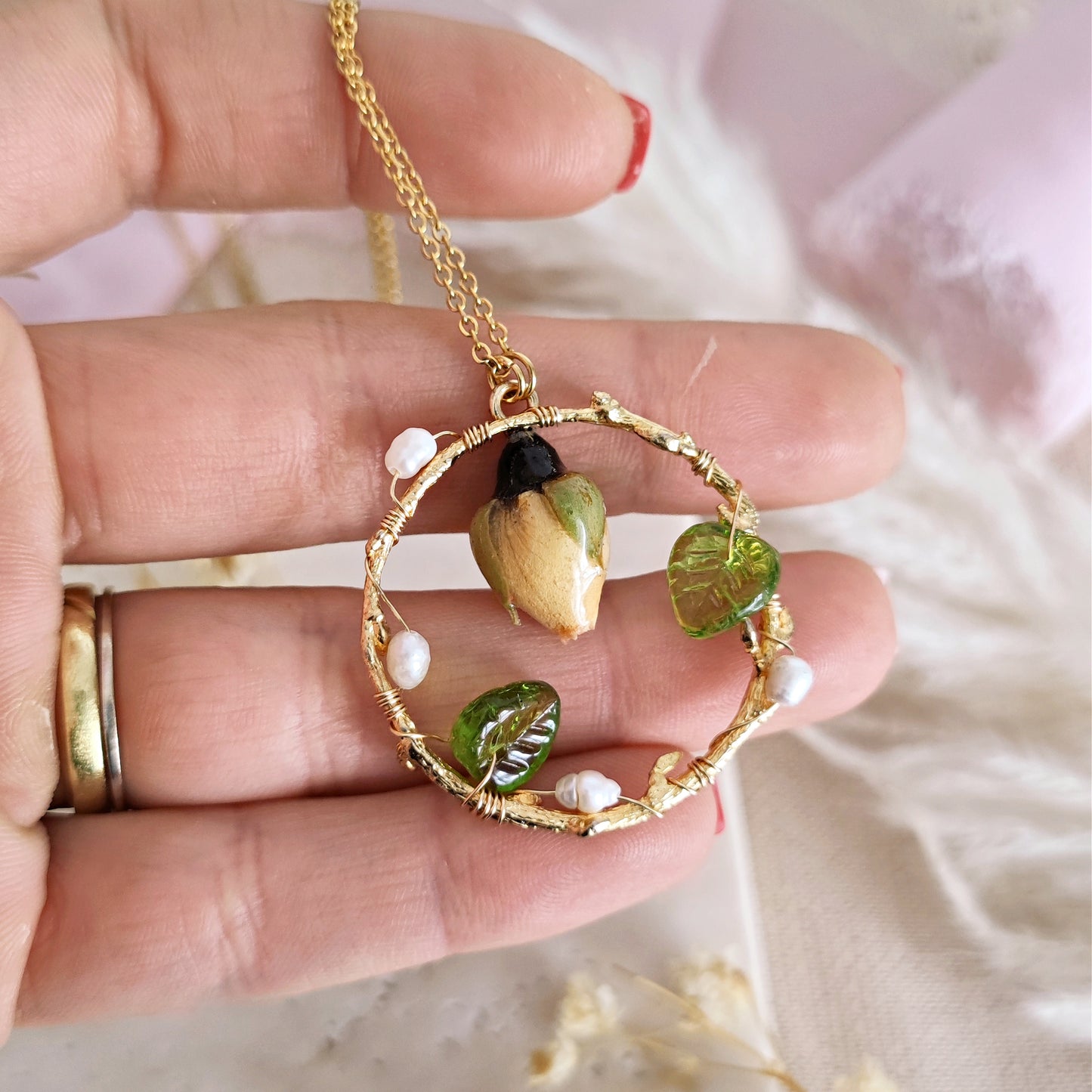 Collana ramo con perle di fiume, foglie e con vero bocciolo di rosa // LARA