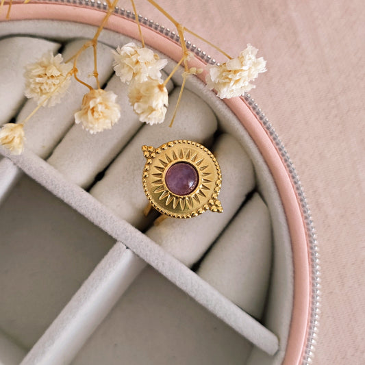 Anello scudo dorato con Ametista // DIANTHE