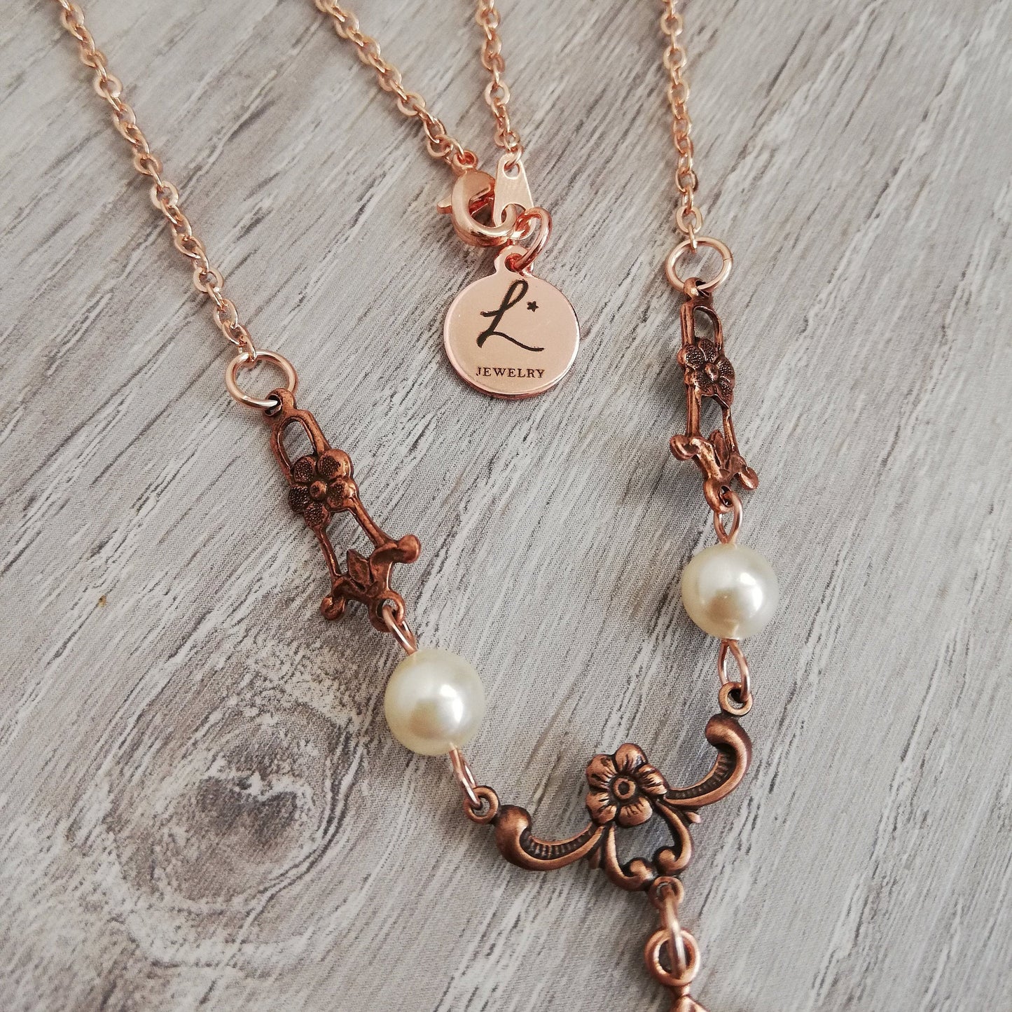 Collana cammeo vittoriano con accenti floreali, modello Rose Gold