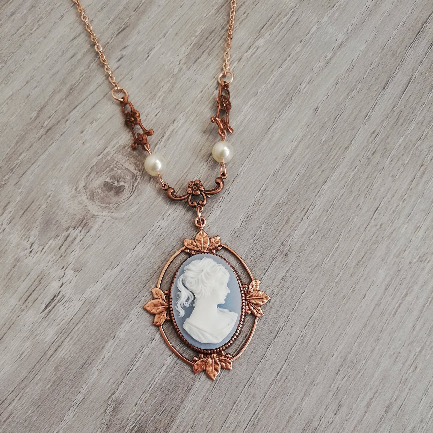 Collana cammeo vittoriano con accenti floreali, modello Rose Gold