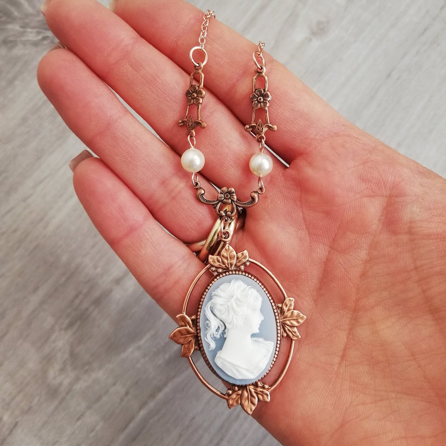 Collana cammeo vittoriano con accenti floreali, modello Rose Gold