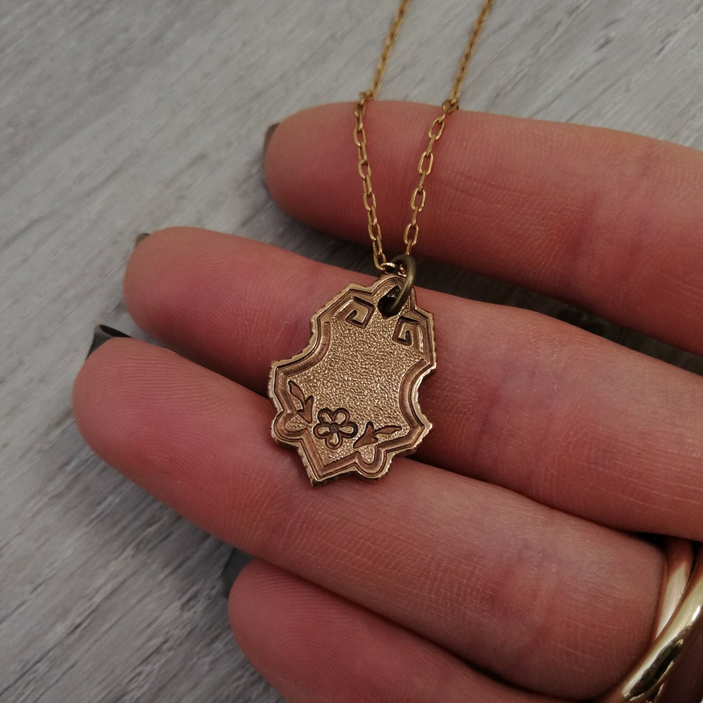 Collana Sabrina in ottone con motivi floreali