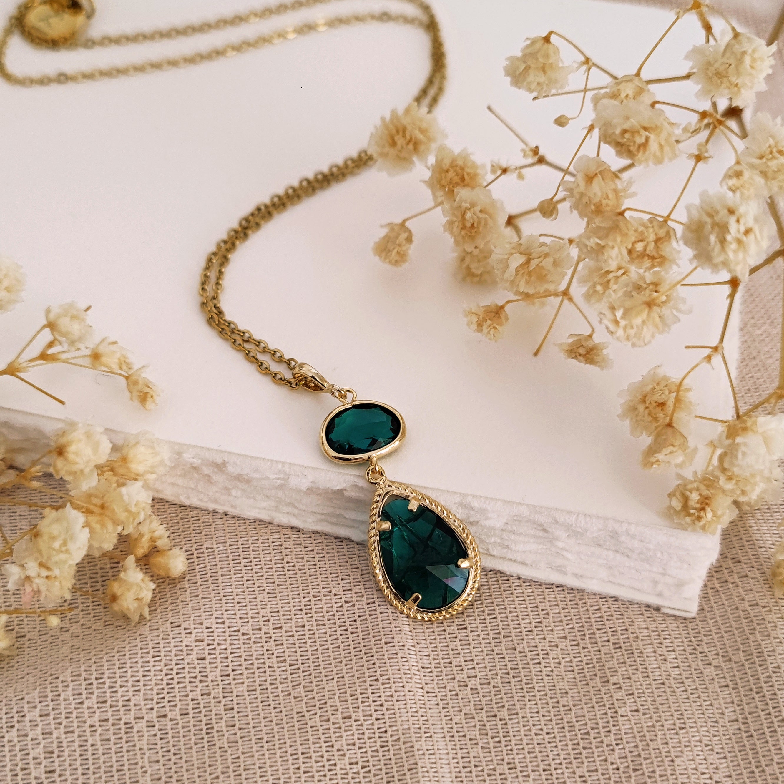 Stylish Emerald Green Antique Gold Necklace Jewellery Set