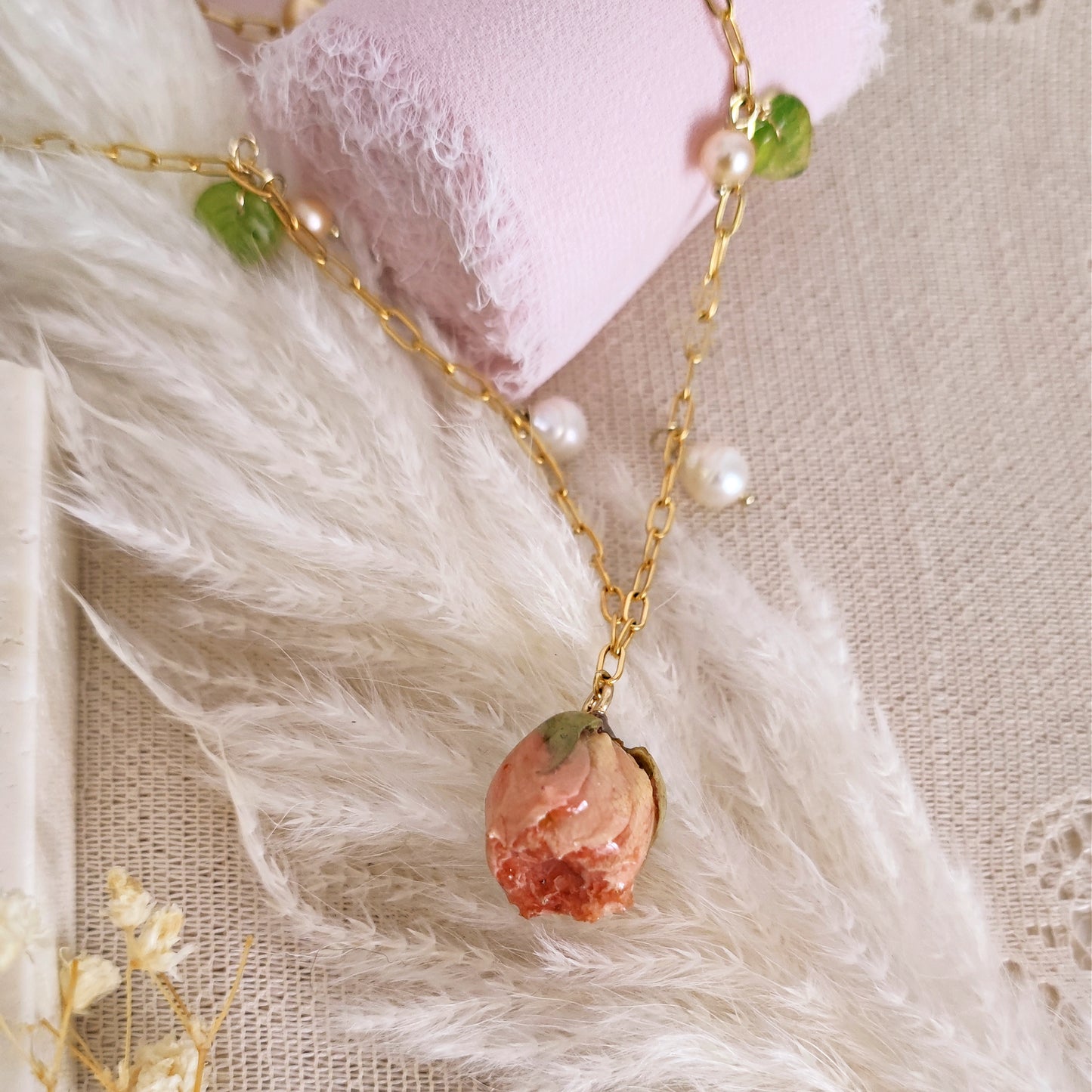 Collana di perle di fiume e cristalli con vero bocciolo di rosa // BRUCIE