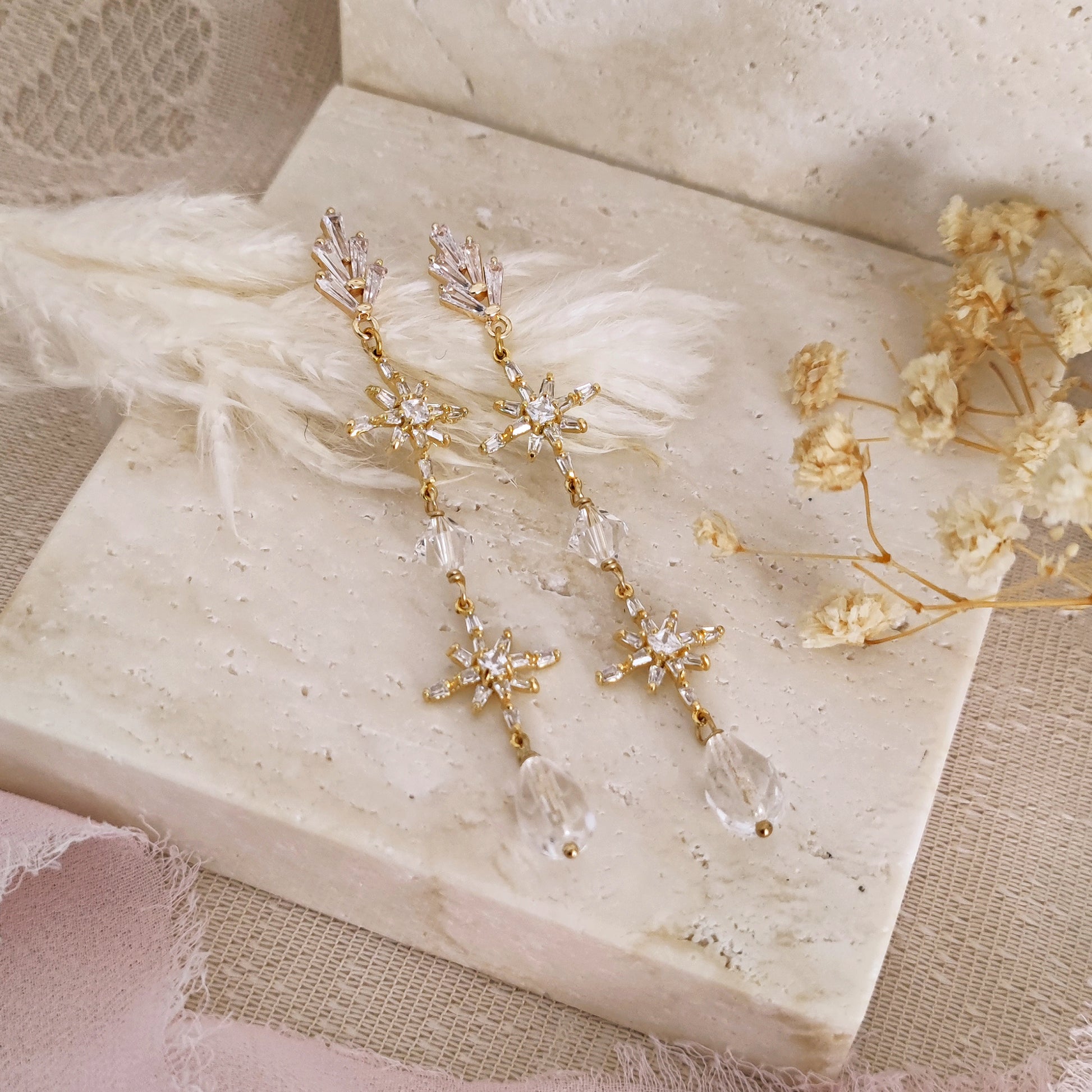 Yheakne Boho Orecchini con nappa di perle orecchini lunghi a catena di cristallo orecchini pendenti in oro perle orecchini vintage orecchini da sposa gioielli per donne e ragazze Yheakne Boho Orecchini con nappa di perle orecchini lunghi a catena di cristallo orecchini pendenti in oro perle orecchini vintage orecchini da sposa gioielli per donne e ragazze