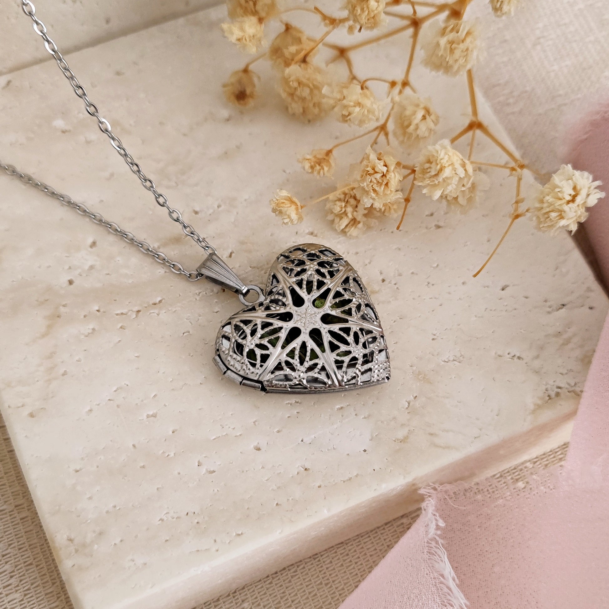 Caroline Forbes Vervain Filigree Heart Locket Necklace –  Lacchiappasognijewelry