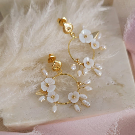 Orecchini Boho da sposa con girali floreali, perle e fiori in madreperla // ETEREA