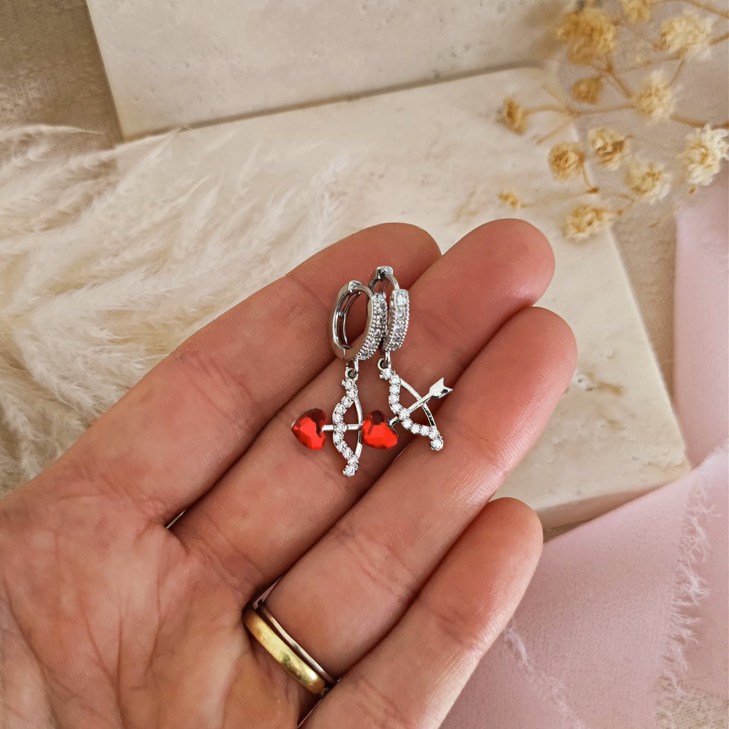 Orecchini a cerchio in acciaio con cornetto rosso charm madonna e cristallo nero Orecchini a cerchio in acciaio con cornetto rosso charm madonna e cristallo nero