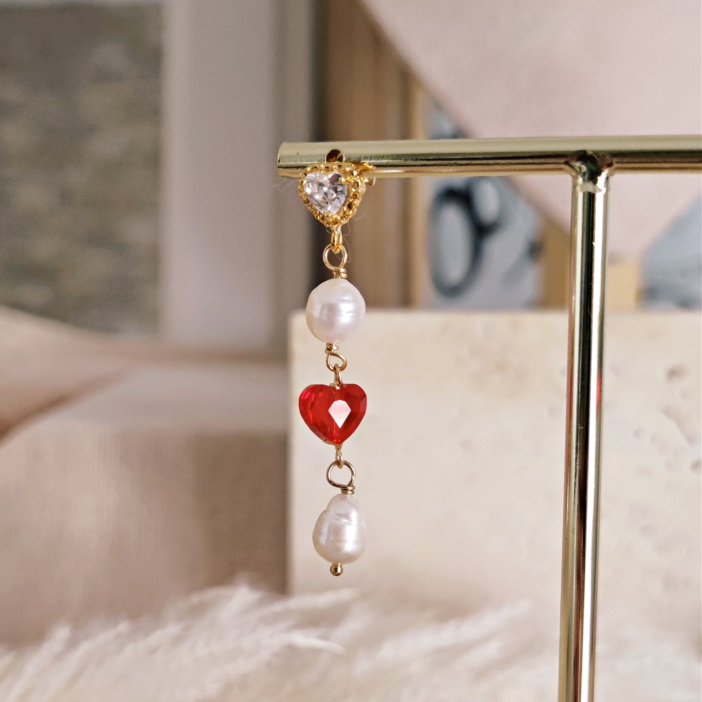 Orecchini chandelier "Lover" con cuori rossi e perle di fiume