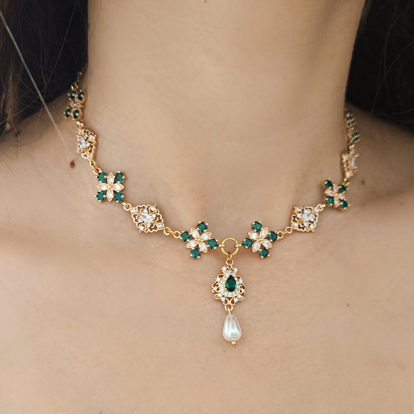 Collana girocollo "Penelope" con cristalli verde smeraldo