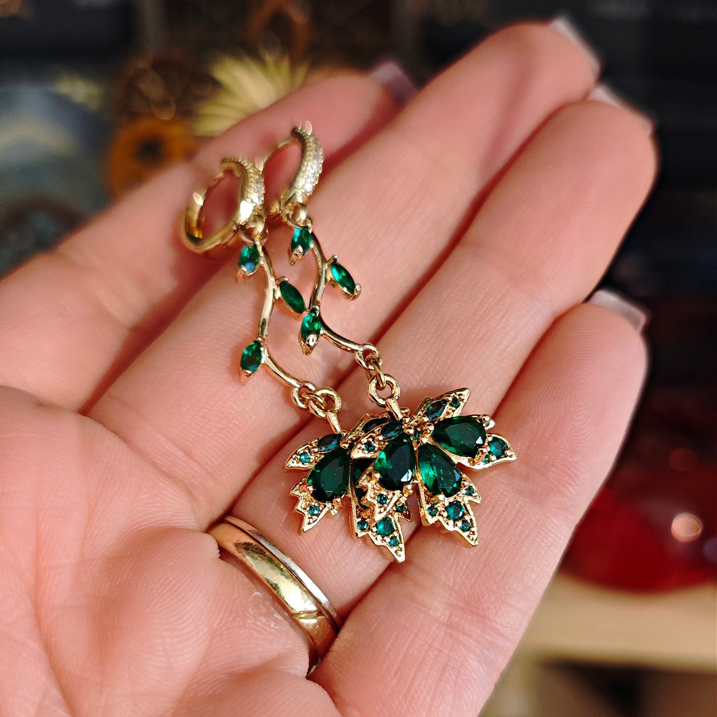 "Magic Maple" hoops earrings with emerald green crystals