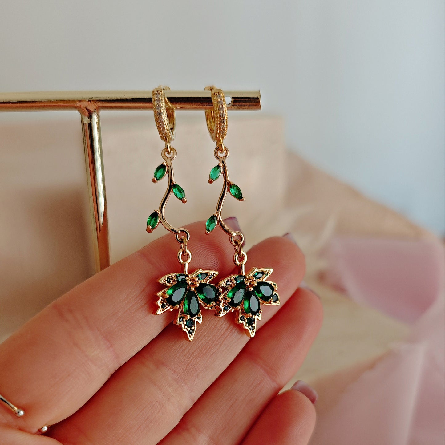 "Magic Maple" hoops earrings with emerald green crystals