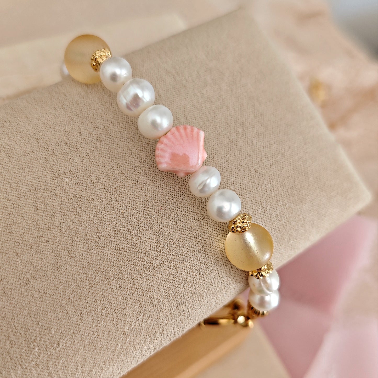 Bracciale "Golden Tide" con perle di fiume e conchiglie in ceramica