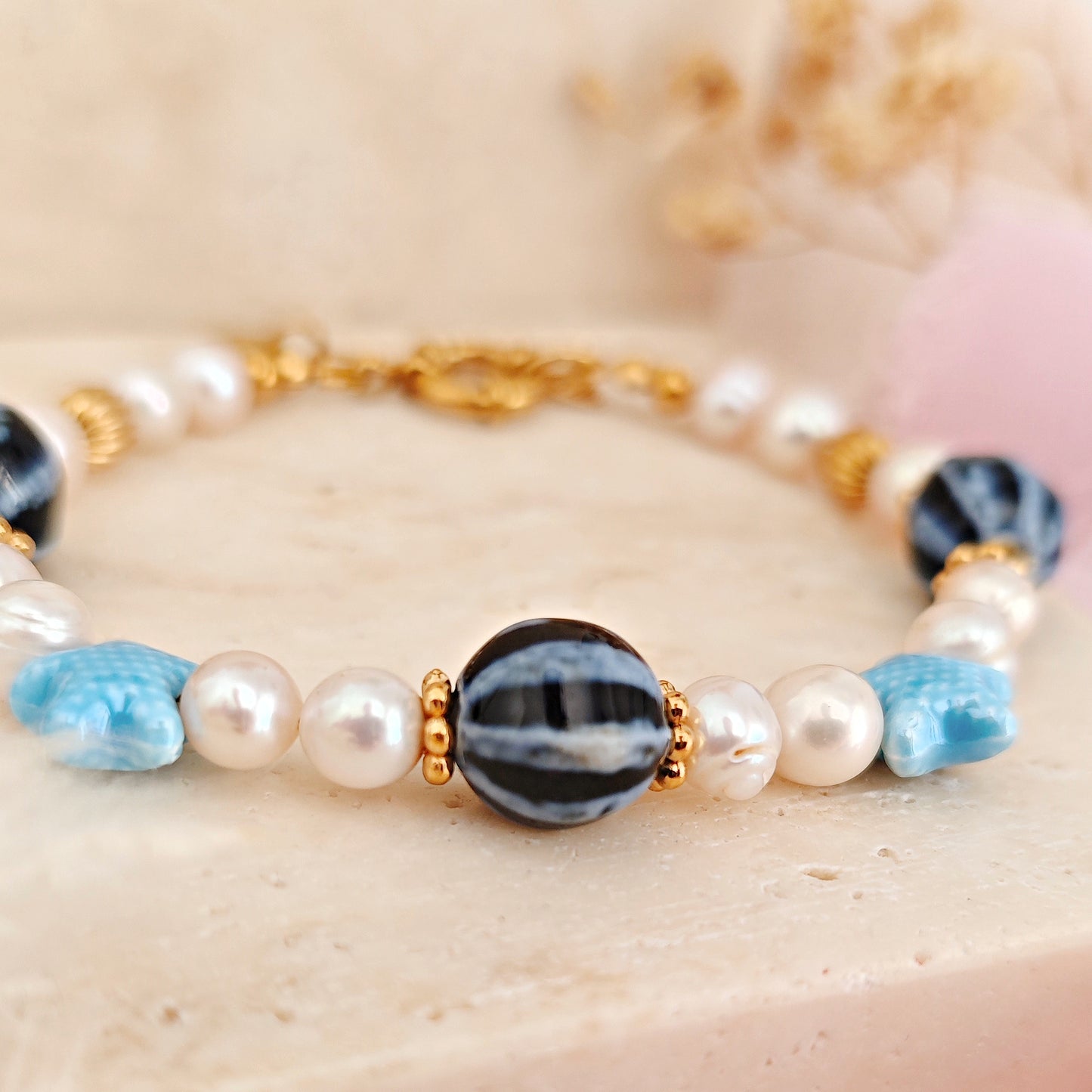 Bracciale "Blue Lagoon" con perle di fiume e perle in ceramica blu