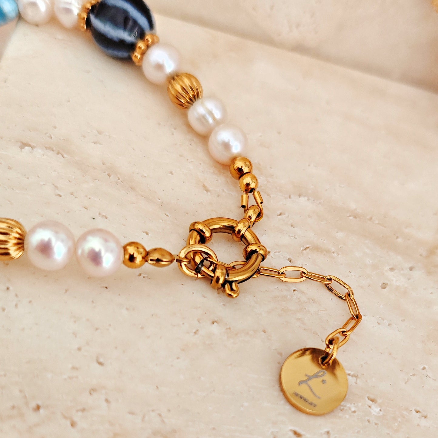 Bracciale "Blue Lagoon" con perle di fiume e perle in ceramica blu