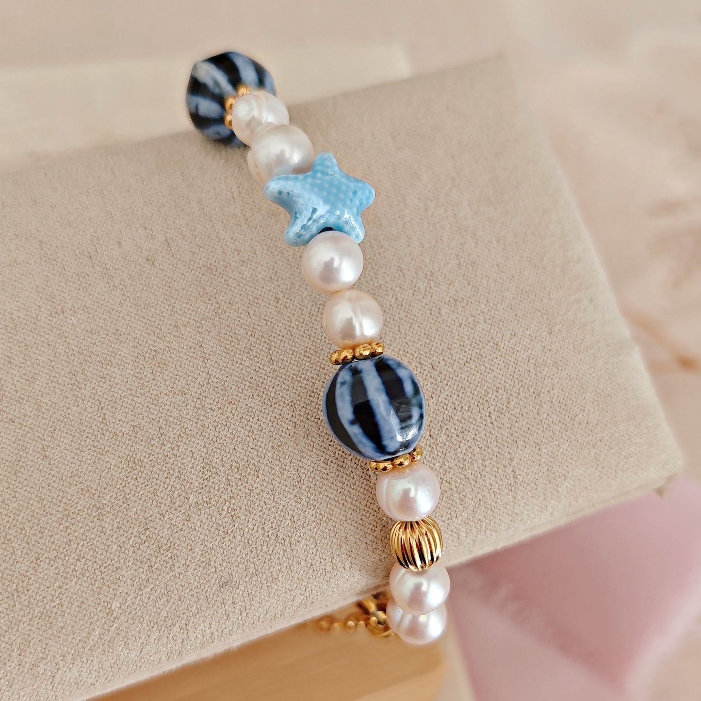 Bracciale "Blue Lagoon" con perle di fiume e perle in ceramica blu