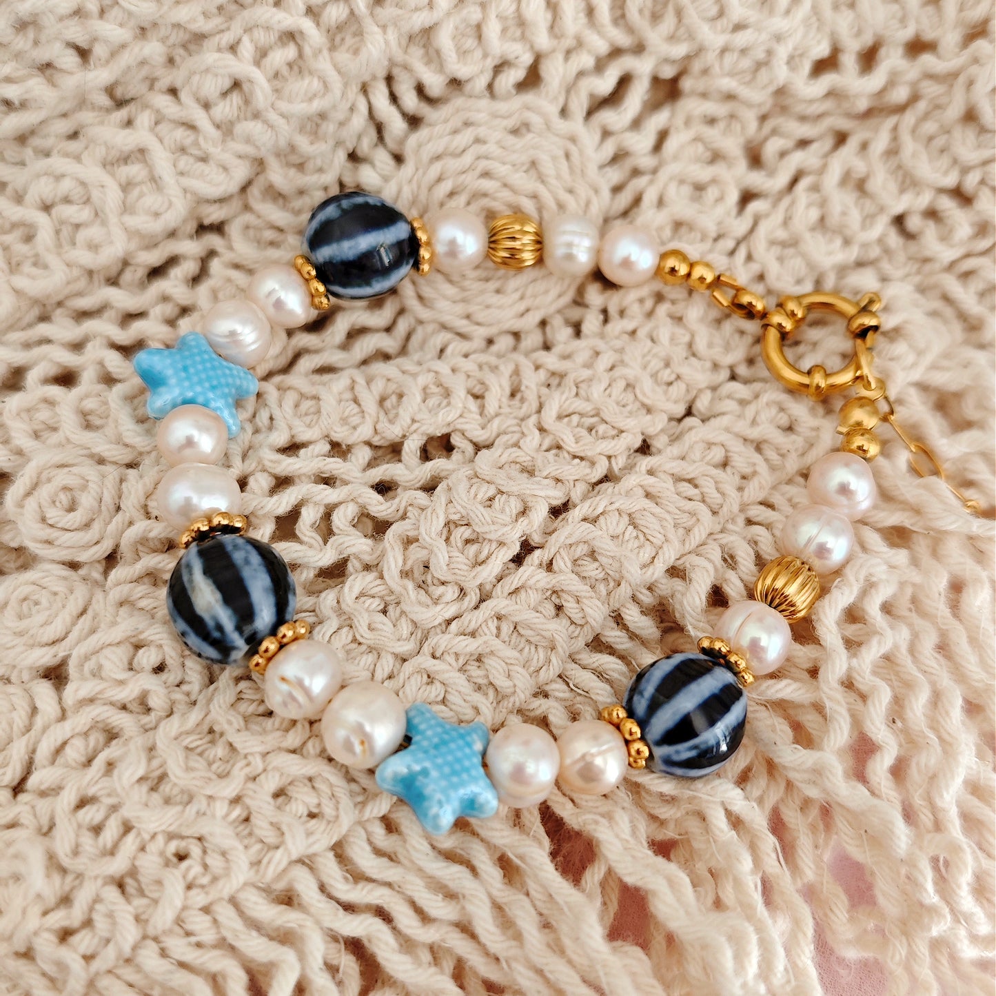 Bracciale "Blue Lagoon" con perle di fiume e perle in ceramica blu