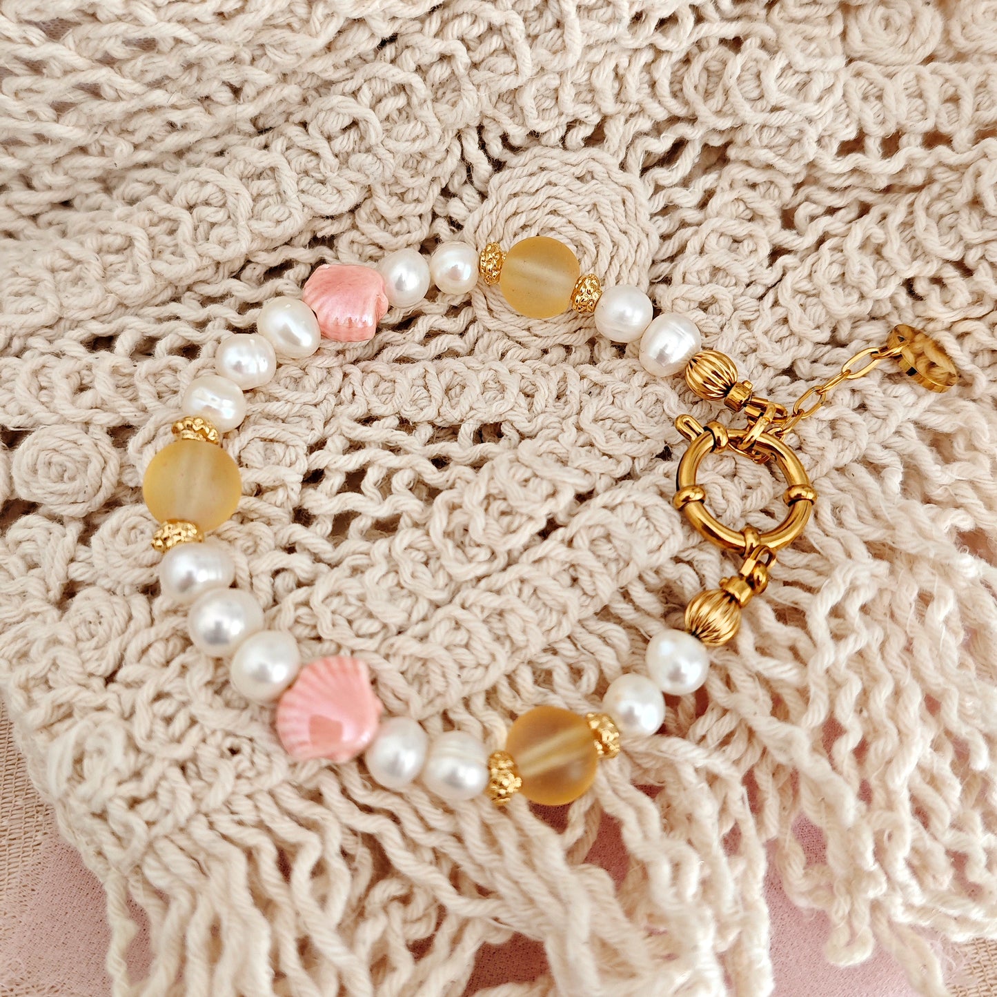 Bracciale "Golden Tide" con perle di fiume e conchiglie in ceramica