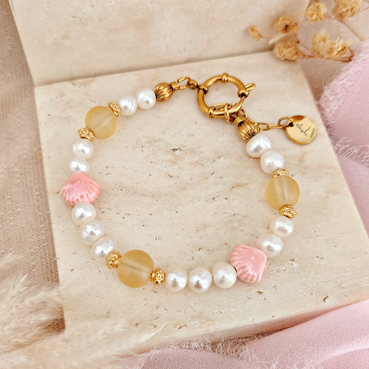 "Golden Tide" bracelet with freshwater pearls and ceramic shells