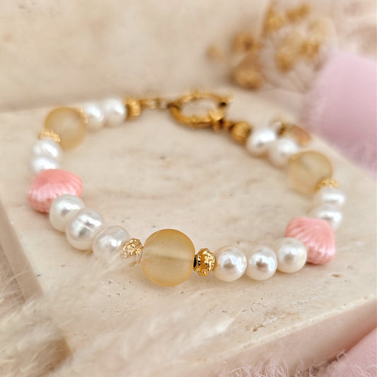 "Golden Tide" bracelet with freshwater pearls and ceramic shells
