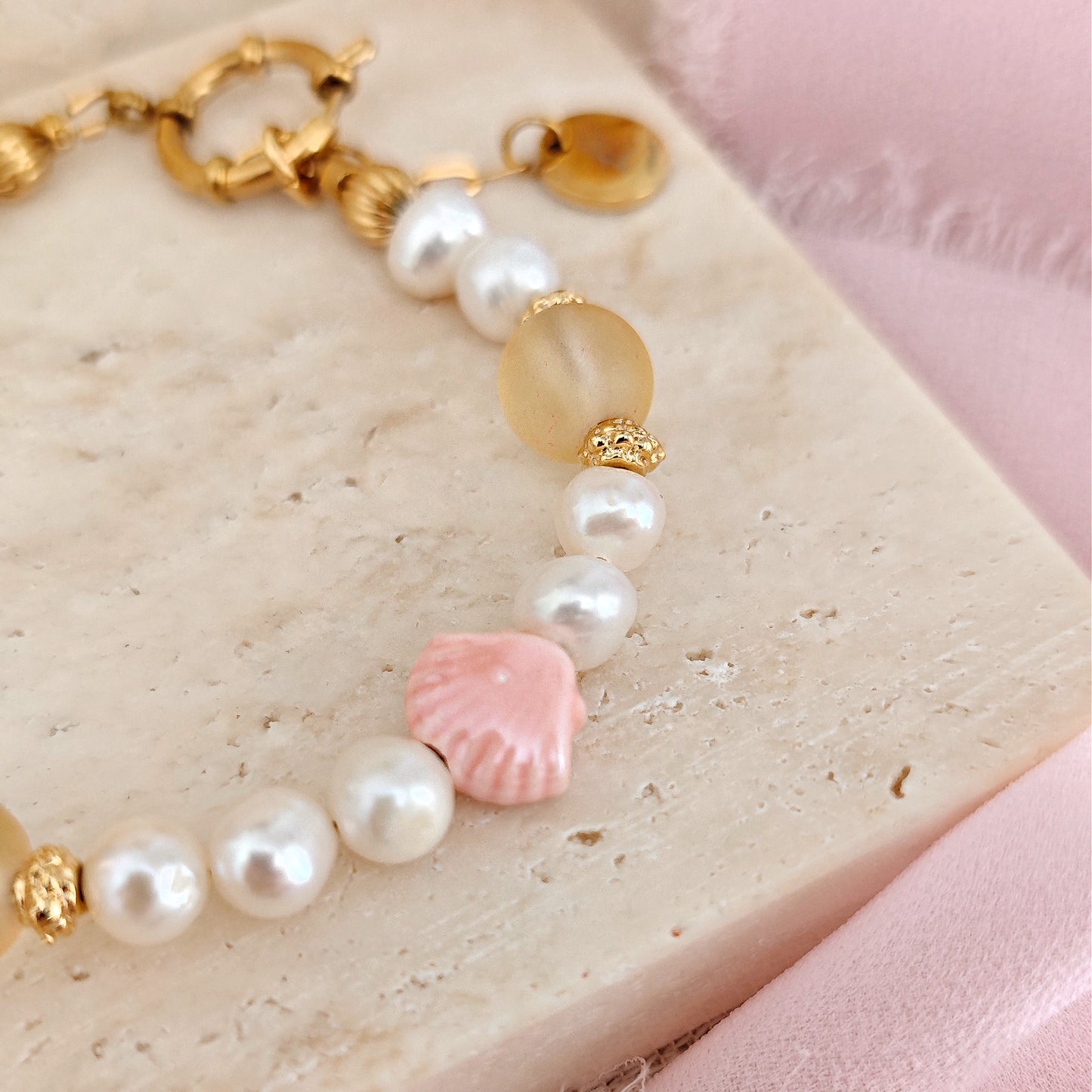 Bracciale "Golden Tide" con perle di fiume e conchiglie in ceramica