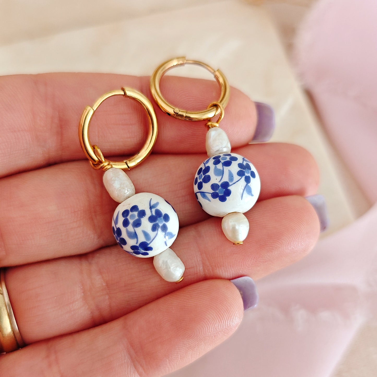 Orecchini "Sea Bloom" con perle in ceramica floreali e perle di fiume