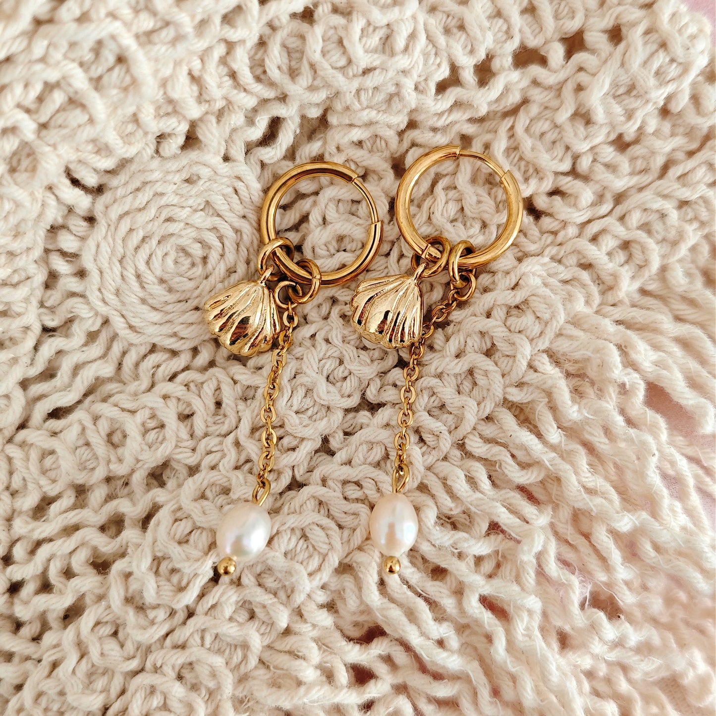 Orecchini "Siren's Treasure" con conchiglie e perle di fiume