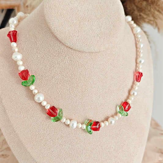 "Blooming Garden" necklace with freshwater pearls and red flowers
