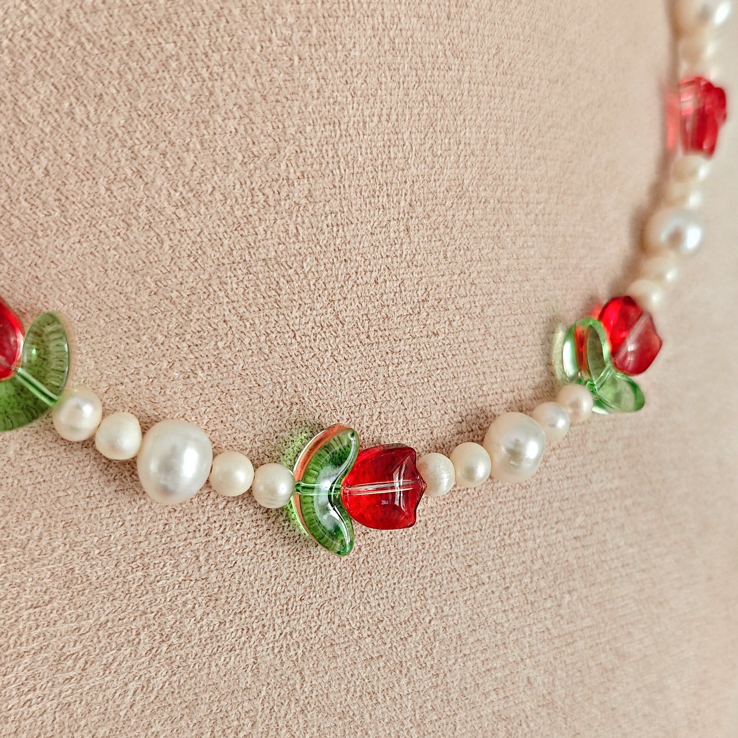 Collana "Blooming Garden" con perle di fiume e fiori rossi