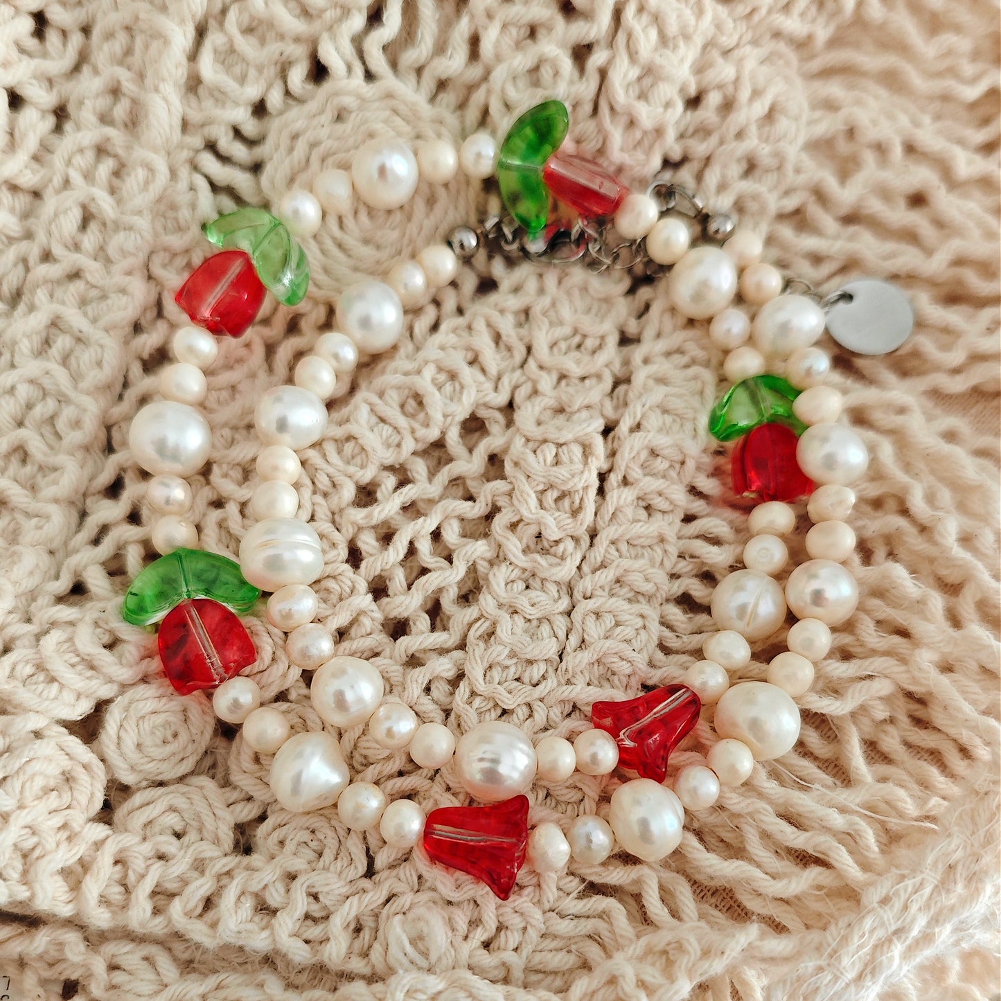 Collana "Blooming Garden" con perle di fiume e fiori rossi