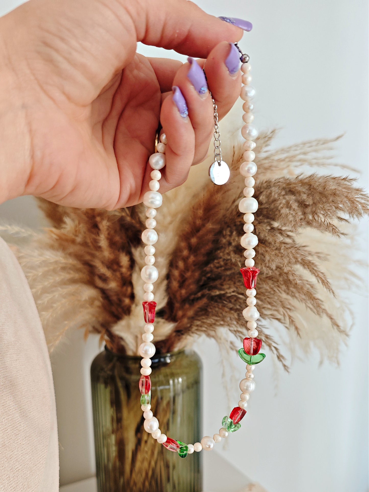 Collana "Blooming Garden" con perle di fiume e fiori rossi
