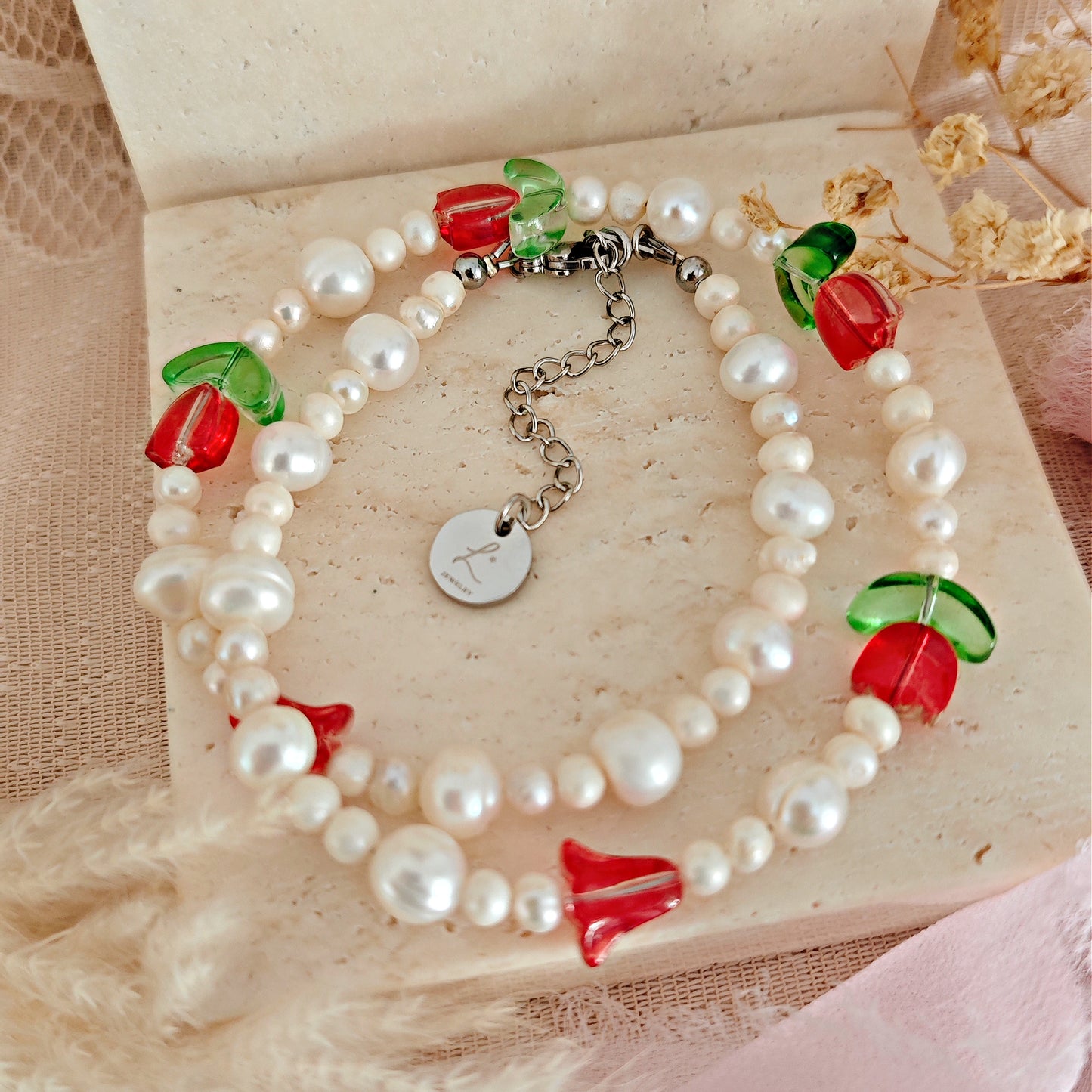 Collana "Blooming Garden" con perle di fiume e fiori rossi