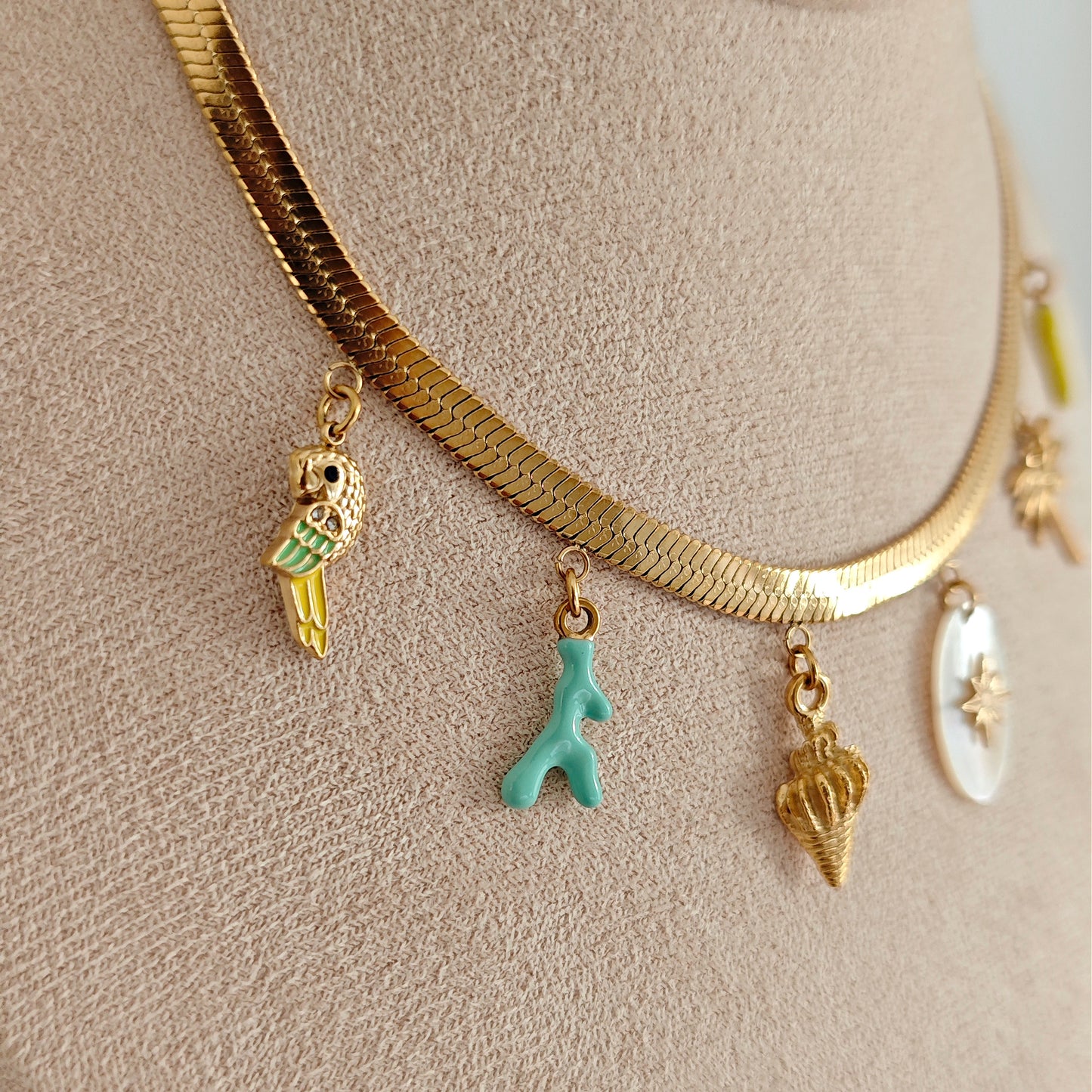 Collana "Golden Wave" con madreperla e ciondoli smaltati