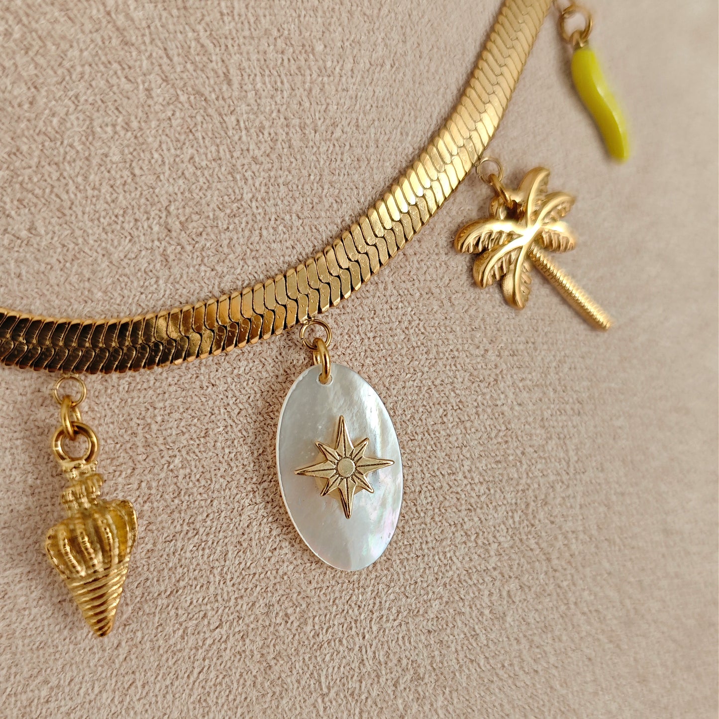 Collana "Golden Wave" con madreperla e ciondoli smaltati