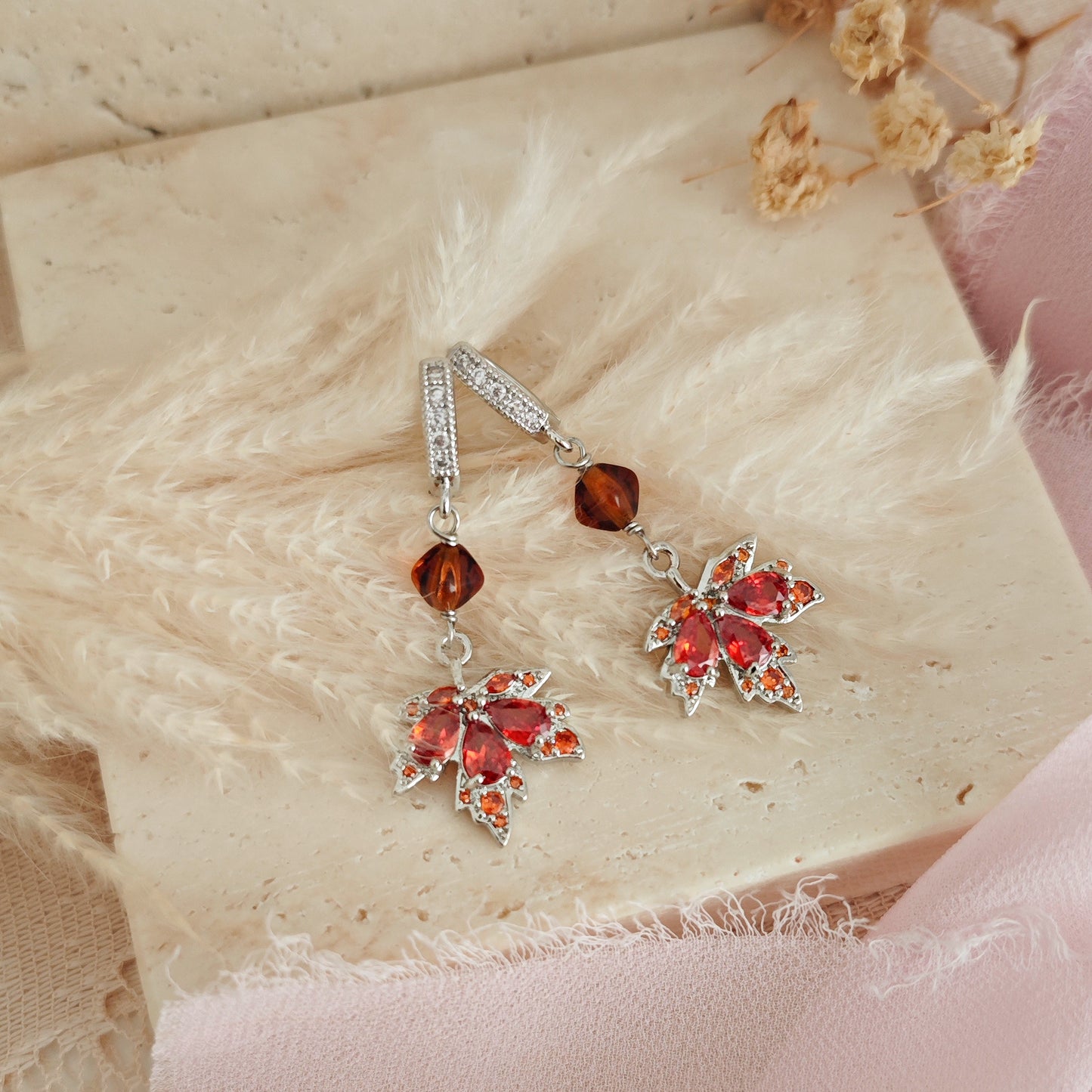 Orecchini "Magic Maple" in ottone placcato oro e zirconia cubica