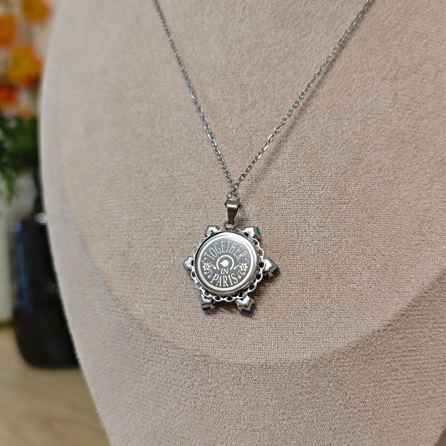 Anastasia con incisione Together in Paris Erinite Lacquer DeLite M - Silver