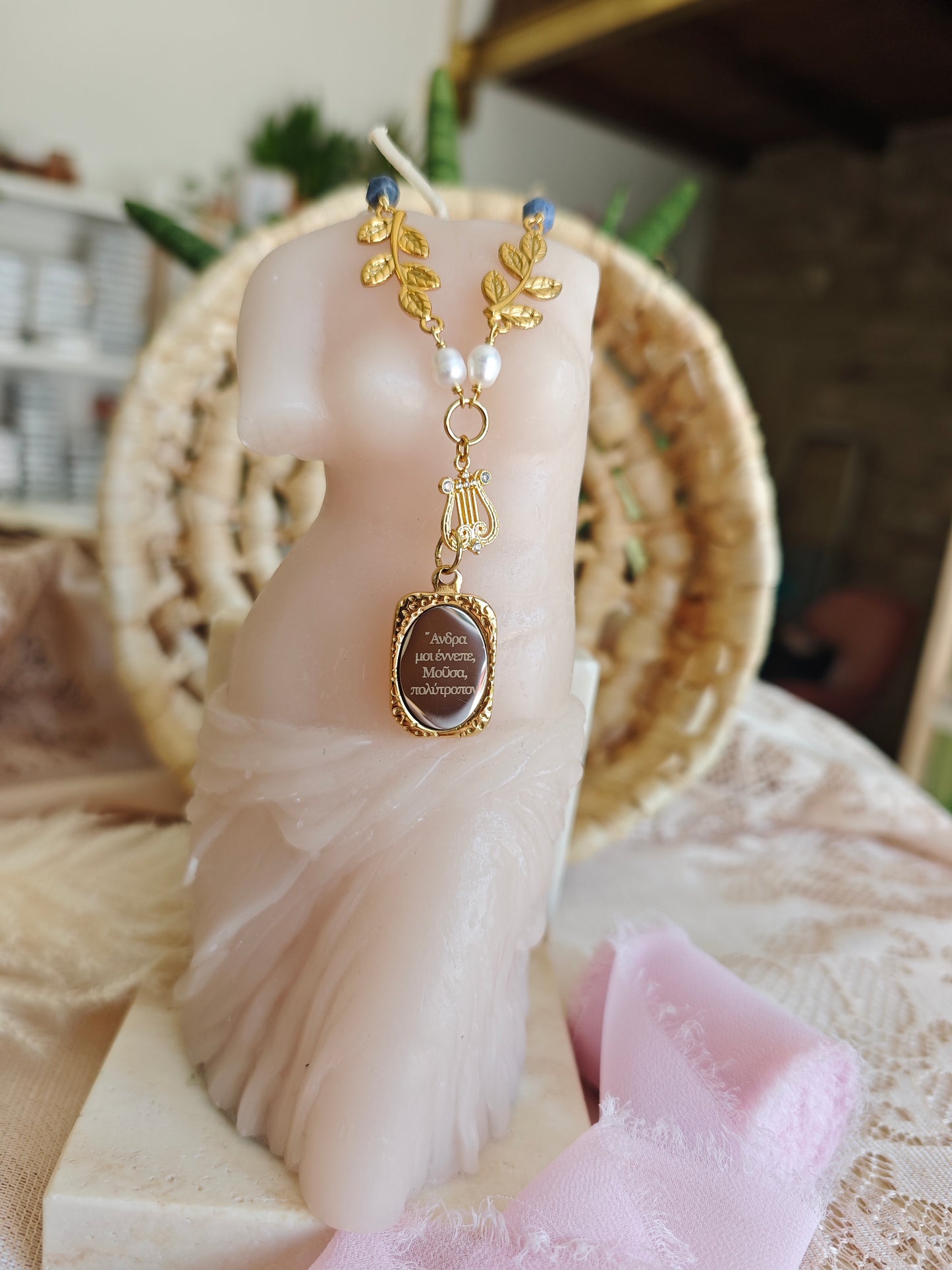 Collana Odissea "Μοῦσα" (Musa) con foglie, lira e incisione