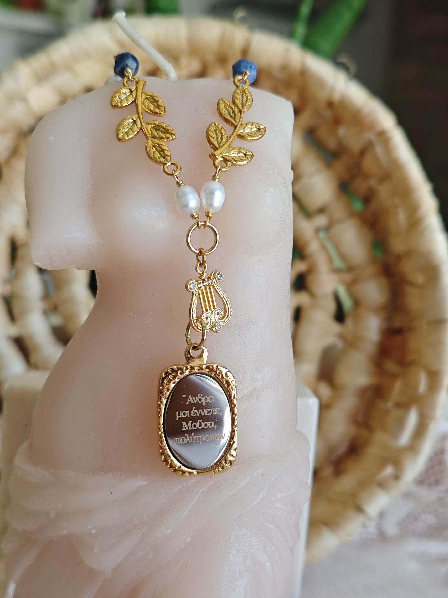 Collana Odissea "Μοῦσα" (Musa) con foglie, lira e incisione