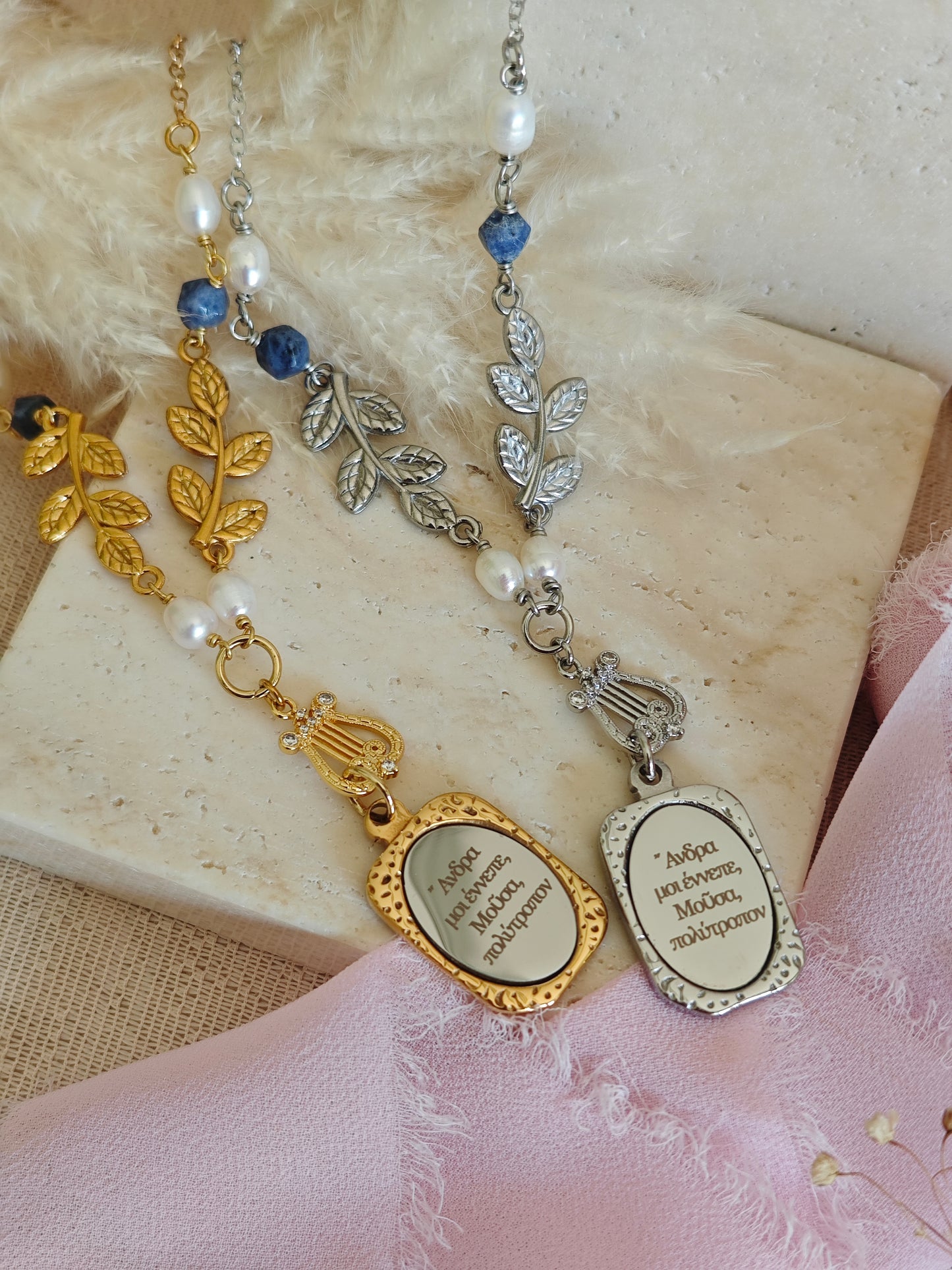 Collana Odissea "Μοῦσα" (Musa) con foglie, lira e incisione