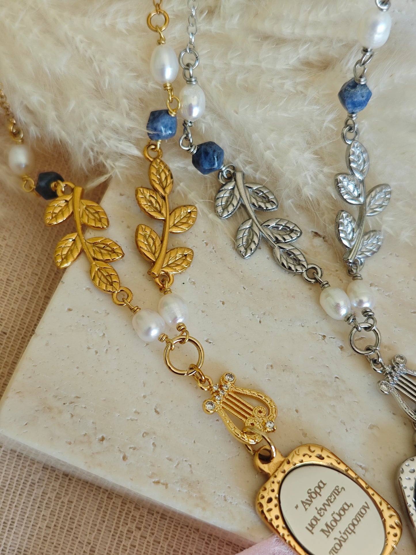 Collana Odissea "Μοῦσα" (Musa) con foglie, lira e incisione