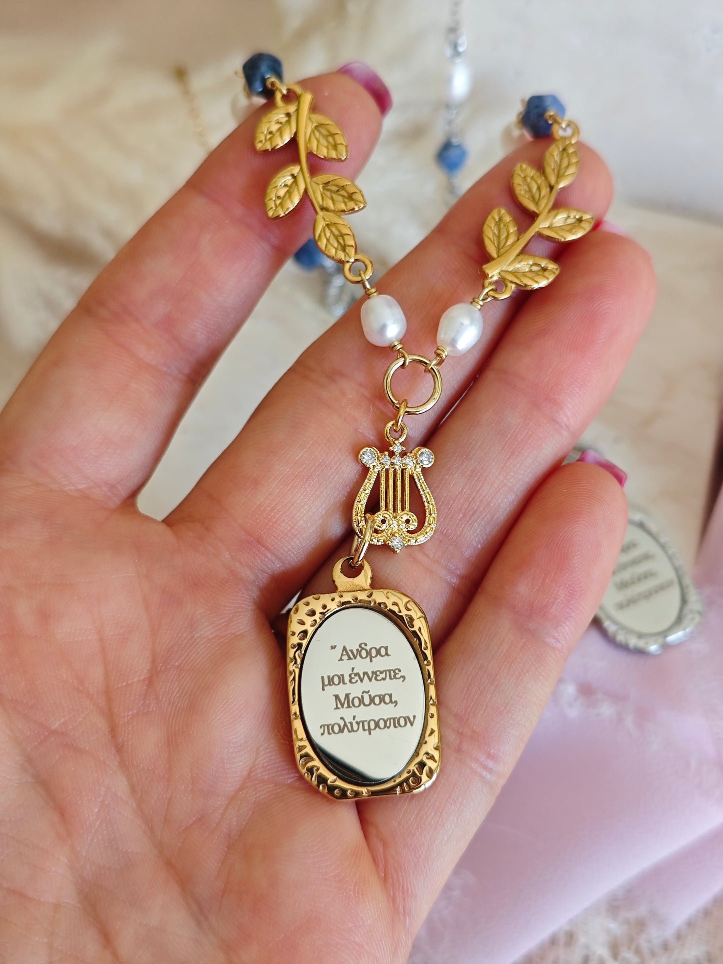 Collana Odissea "Μοῦσα" (Musa) con foglie, lira e incisione