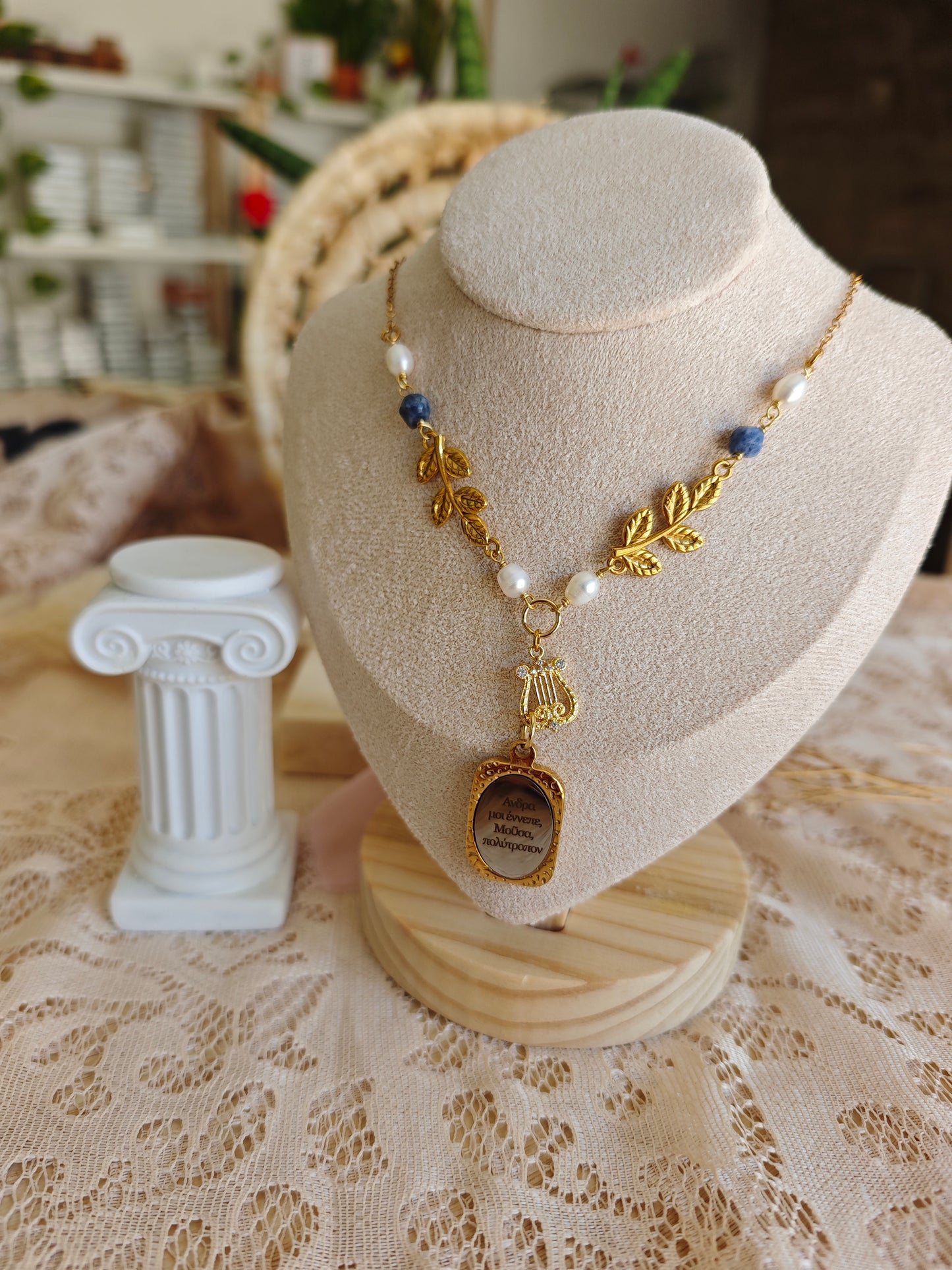 Collana Odissea "Μοῦσα" (Musa) con foglie, lira e incisione