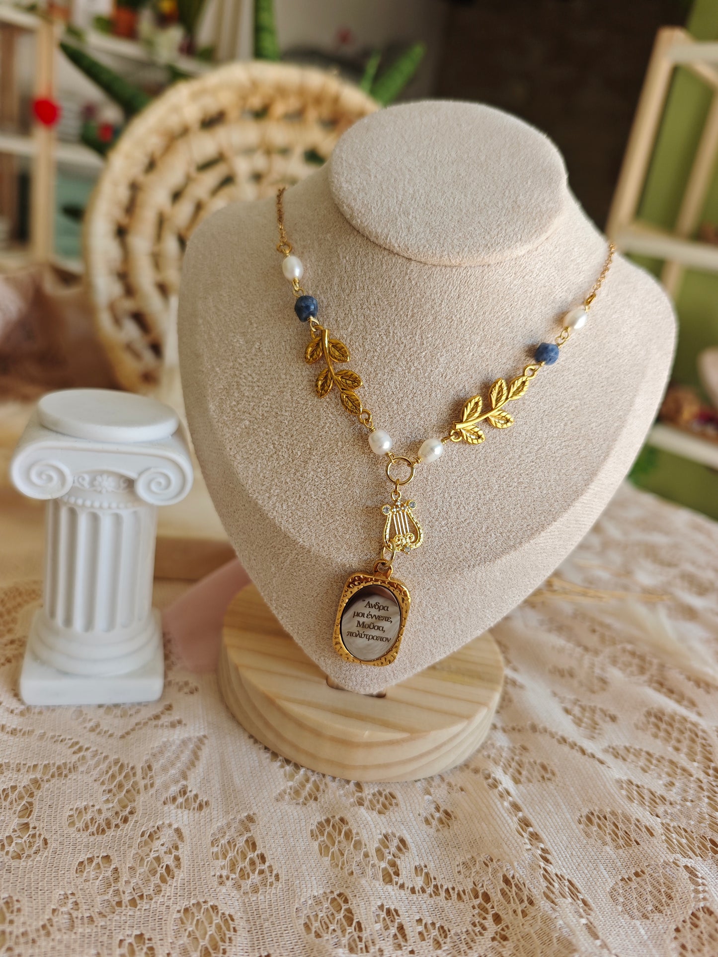 Collana Odissea "Μοῦσα" (Musa) con foglie, lira e incisione