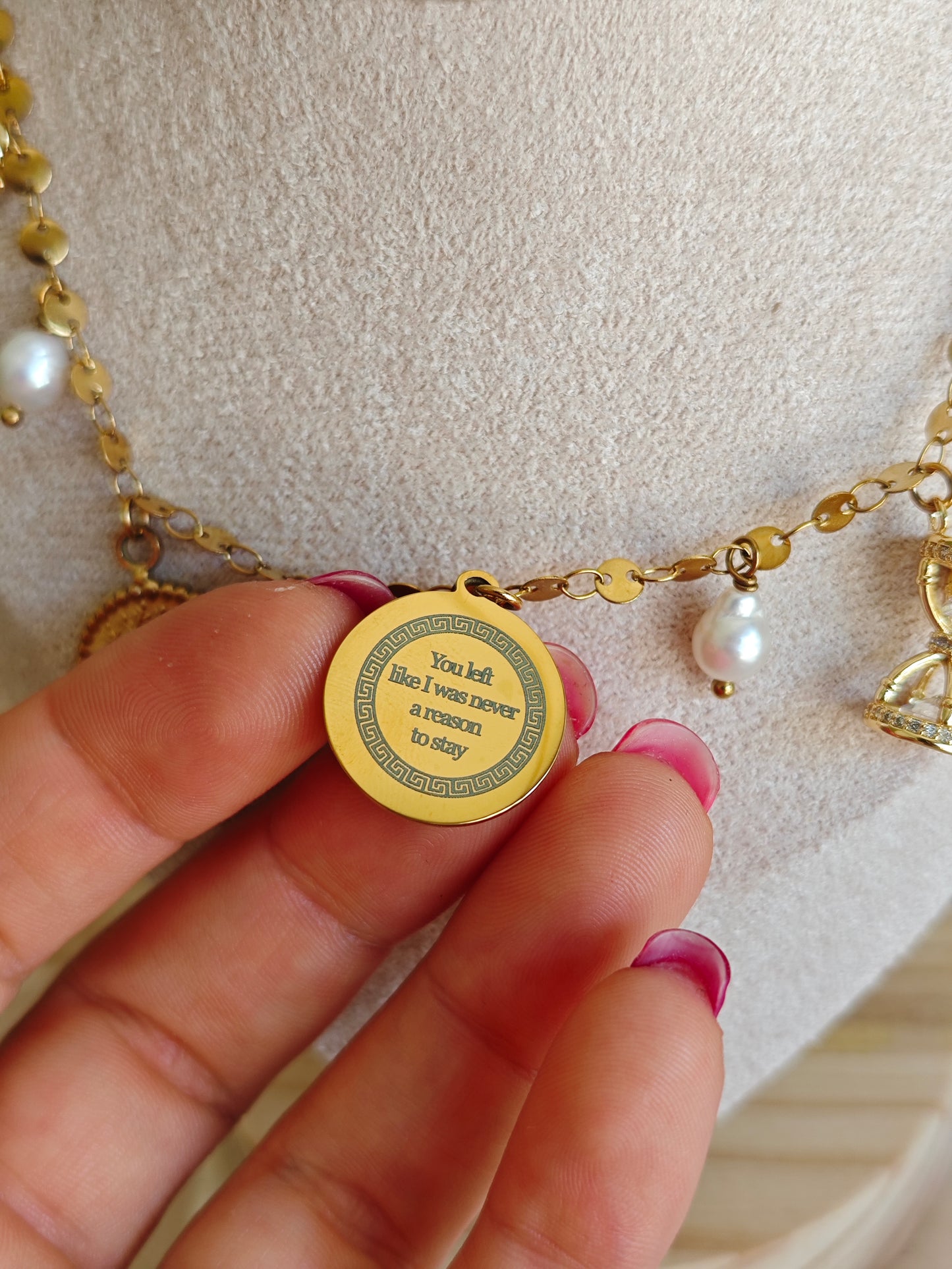 Collana Odissea "Καλυψώ" (Calipso) multicharm con incisione nascosta