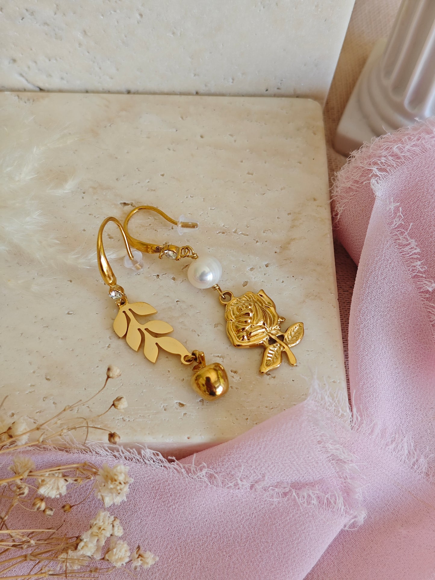 Orecchini Odissea "Ἑλένη" (Elena) con rosa, ramo e mela d'oro