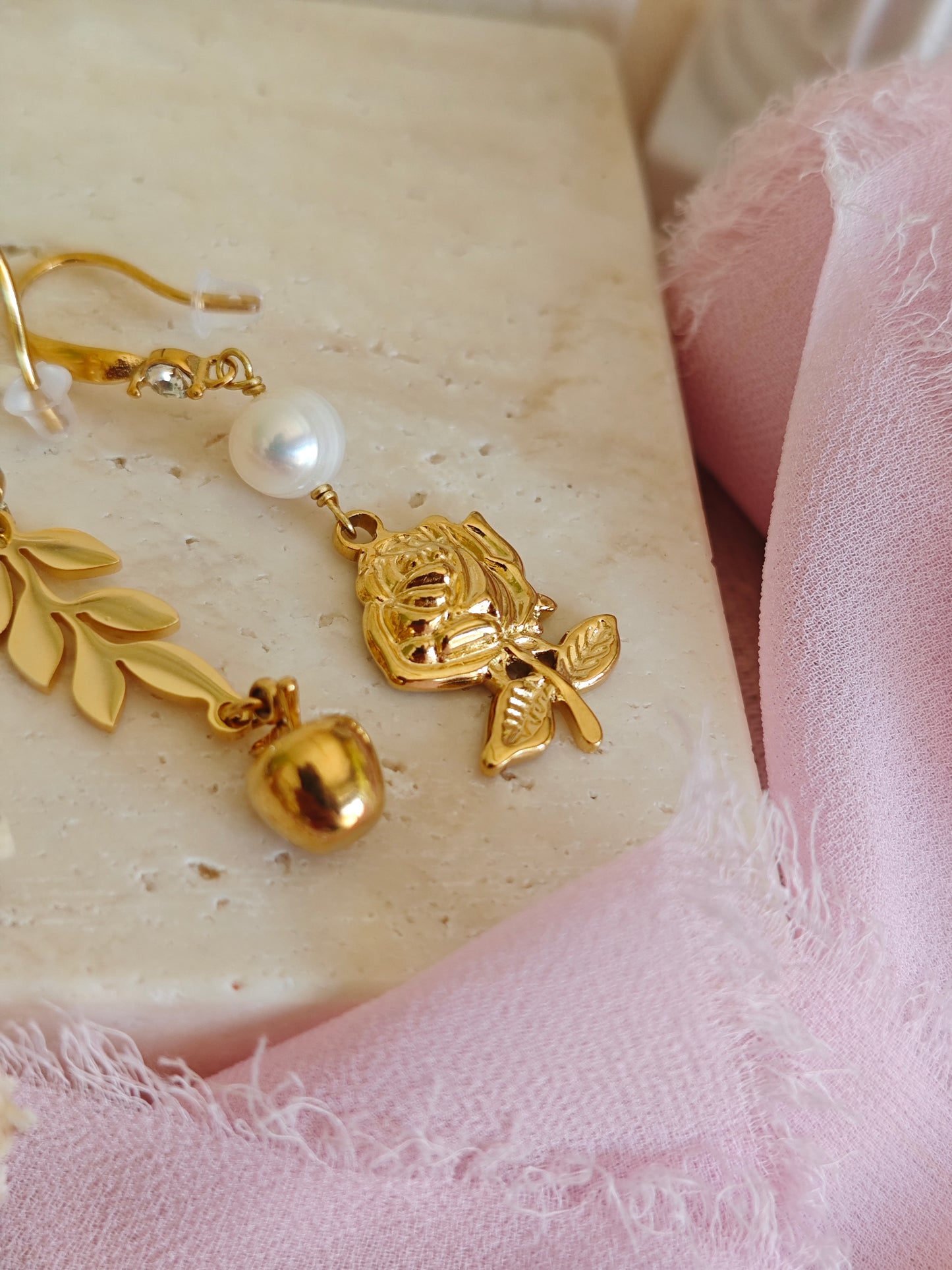 Orecchini Odissea "Ἑλένη" (Elena) con rosa, ramo e mela d'oro